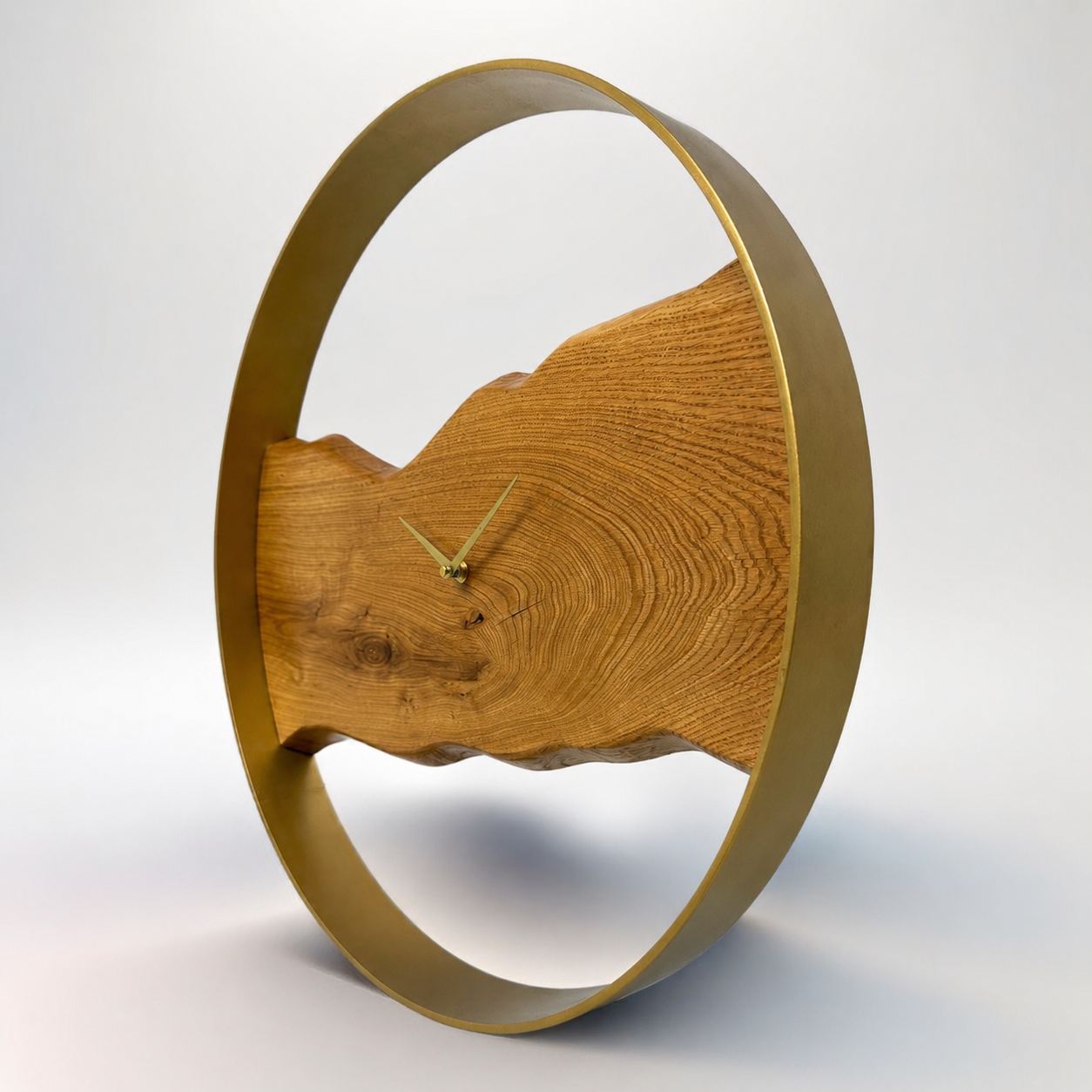 Design Wanduhr aus Eiche & Stahl – Handgefertigtes Unikat mit Goldring (55 cm)