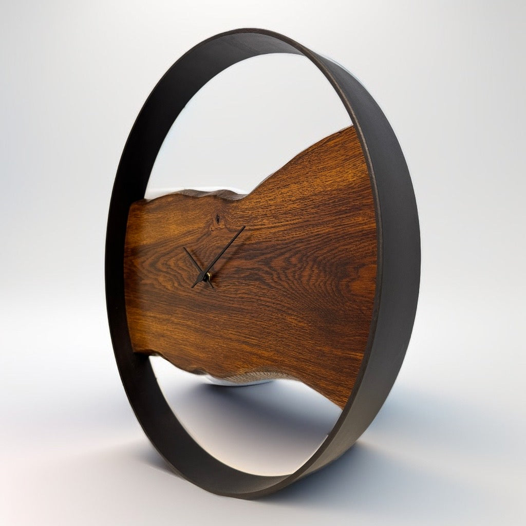 Design Wanduhr aus Eiche & Stahl – Handgefertigtes Unikat (55 cm)