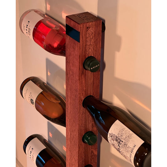 Weinregal aus Holz Modell Neuling, Ein 700cm und 5,8cmx5,8cm breites Weinregal aus Eichenholz für die Wandmontage. Es bietet platz für 12 Flaschen.